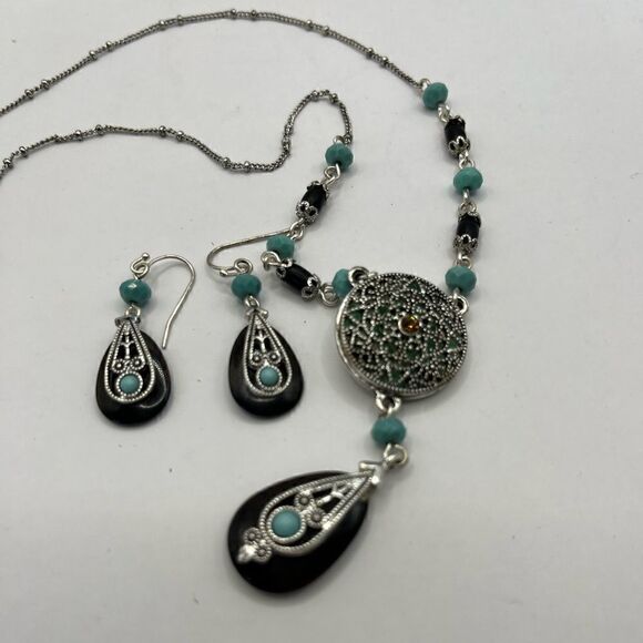 Avon, NR Necklace and earrings - Picture 1 of 8